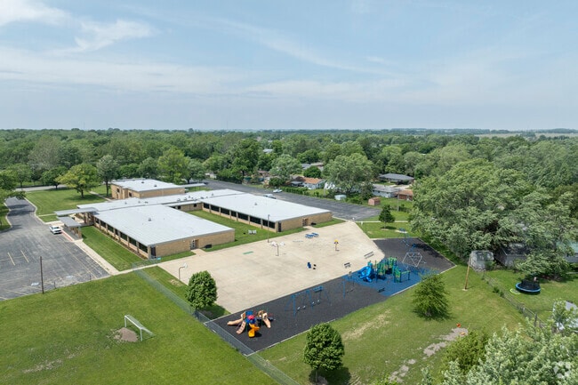 Eastlawn Elementary School  has a student-teacher ratio of 14 to 1.