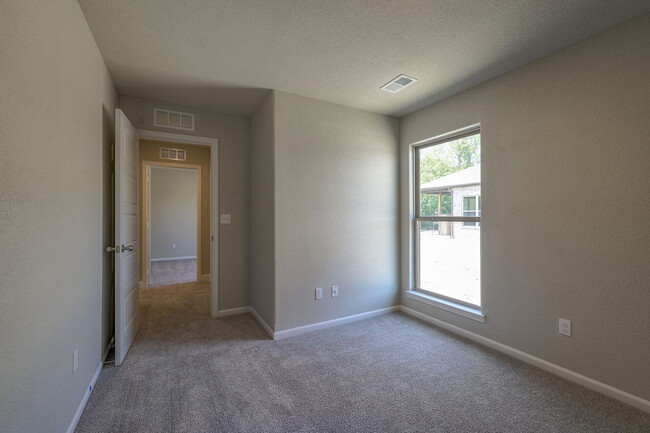 8338 Cassidy St, Lenexa, KS 66227 - photo 6