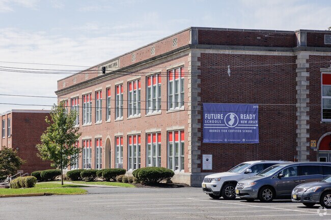 Ogdensburg Elementary School in Ogdensburg, NJ a student-teacher ratio of 10 to 1.