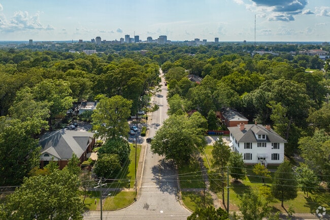 Old Shandon is conveniently located to downtown Columbia.
