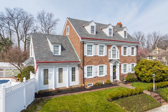 Colonial homes in Lansdowne, PA can come in two-story options, with well-manicured lawns.