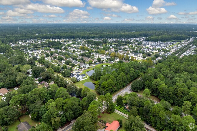 Bluffton Parks proximity to Old Town Bluffton adds to the neighborhood appeal.