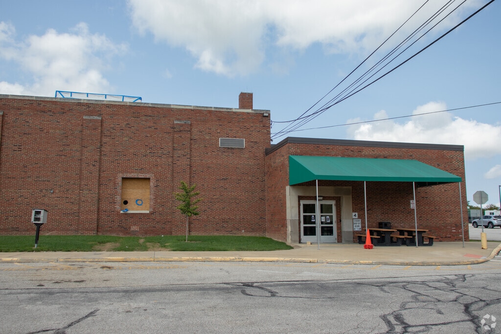 Mayfield Center Elementary School
provides education in the neighborhood of Mayfield.