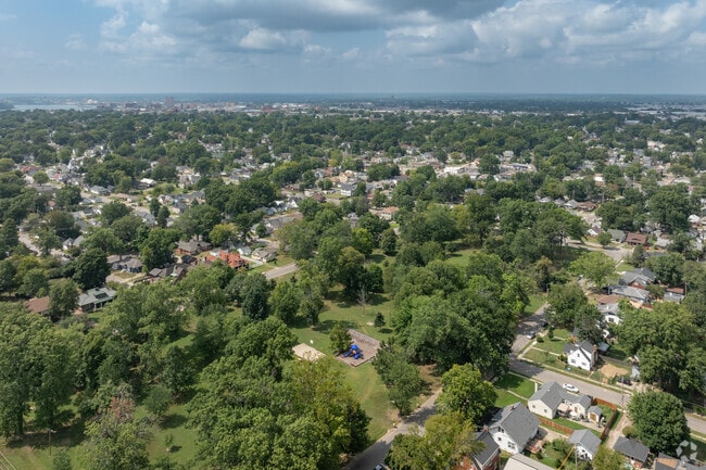 The Akin Park neighborhood is less than a two mile commute to Downtown Evansville.