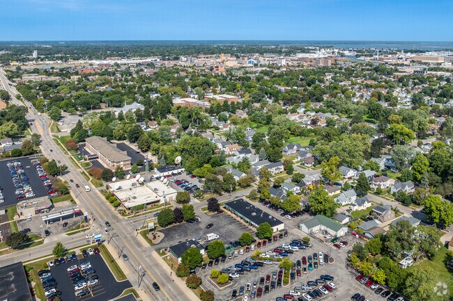 Navarino is just east of Downtown Green Bay and has great access to local restaurants.