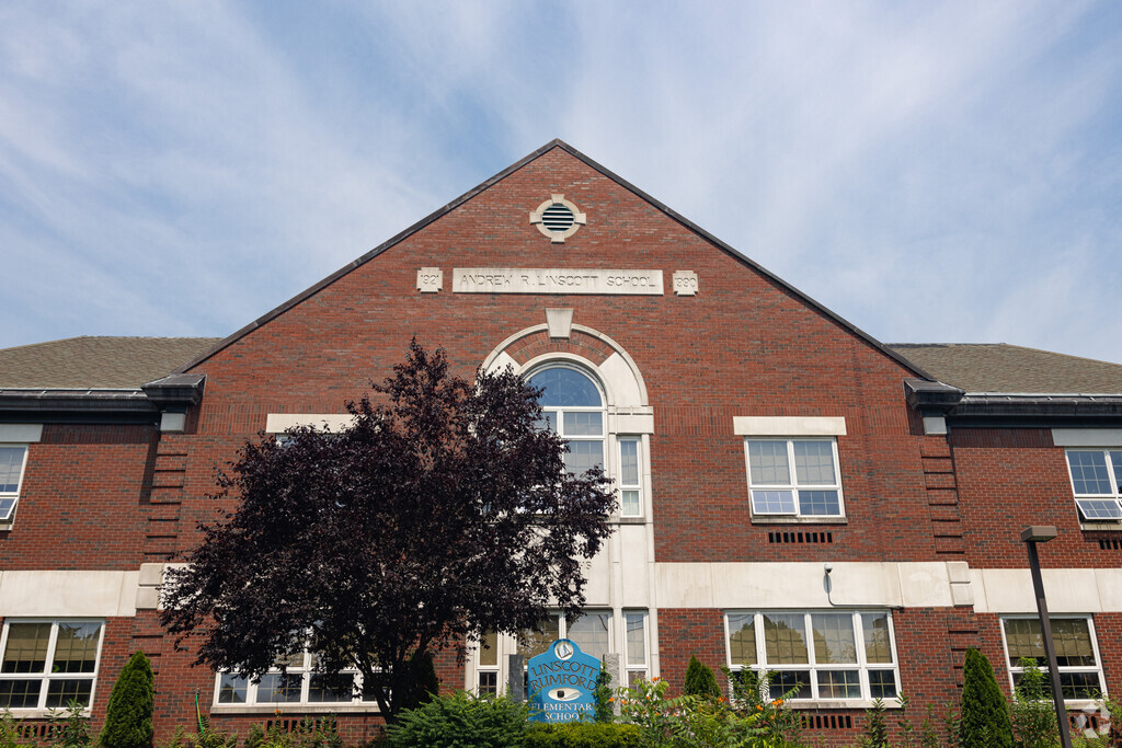 Linscott-Rumford Elementary School
Public Elementary School building in North Woburn.