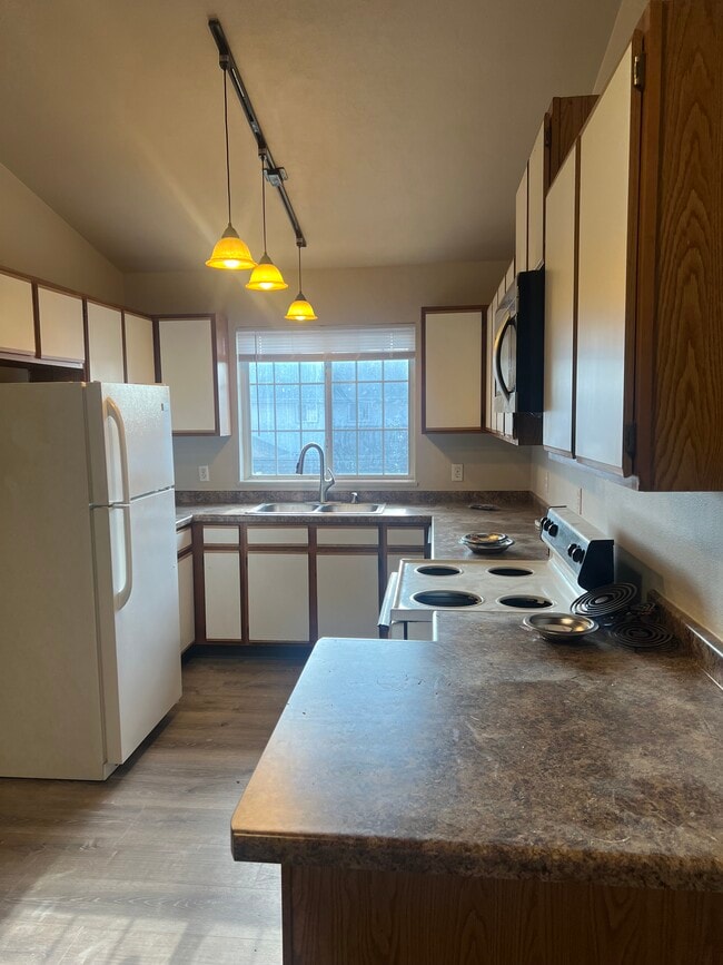 3216 Midvale Dr, Janesville, WI 53546 - photo 2