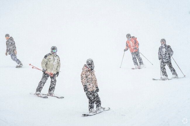 Edwards, Colorado, is an outdoor lover’s paradise with world-class skiing just minutes away. With easy access to Vail and Beaver Creek, skiers and snowboarders can enjoy pristine powder, breathtaking slopes, and an unbeatable après-ski experience in the heart of the Rockies.