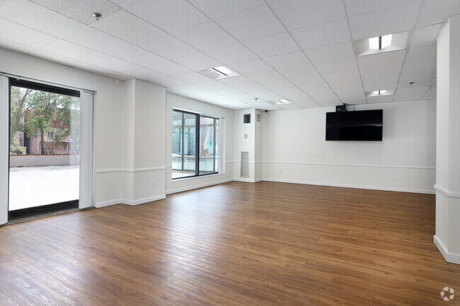 Pleasant Plaza, Malden, MA 02148 - photo 4