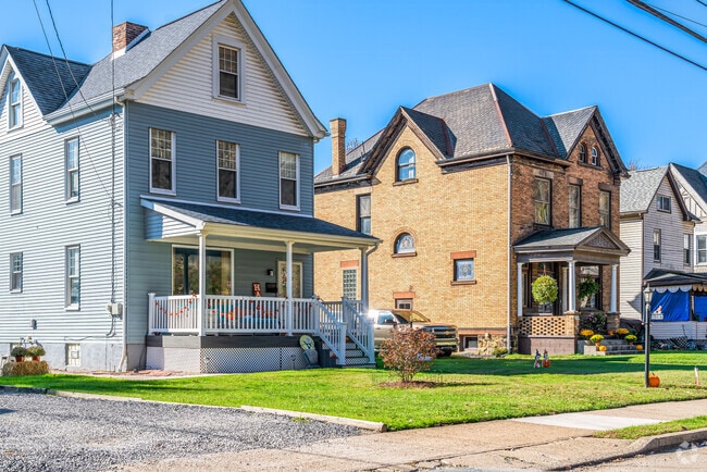 There are many large homes in Glenfield, which are close to commercial areas such as Sewickley.