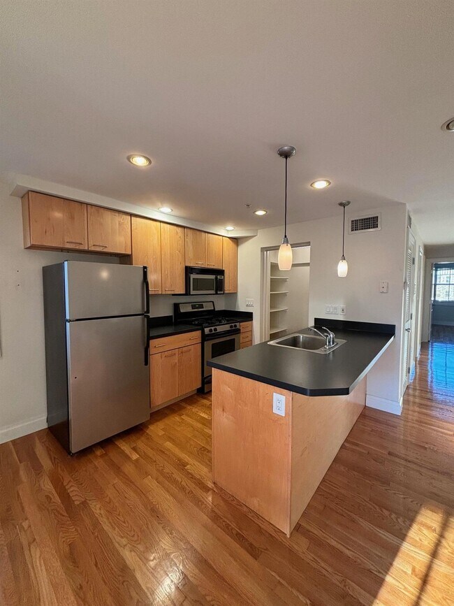 1110 Massachusetts Ave Unit 4, Cambridge, MA 02138