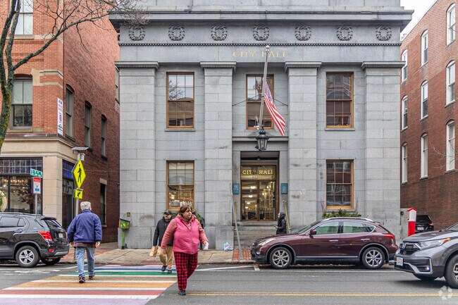 North Salem residents have access to the public Salem City Hall.
