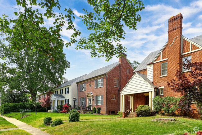 Beautiful homes and manicured lawns are abundant in Colonial Place.