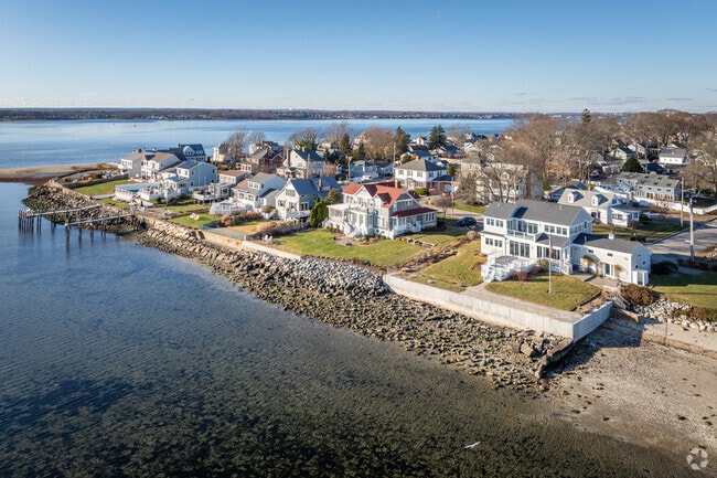 Take in the spectacular view of Riverside’s waterfront homes, perfect for nature lovers.