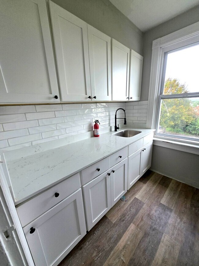 457 Admiral St unit 2nd/3rd flr (Unit 3), Providence, RI 02908 - photo 2