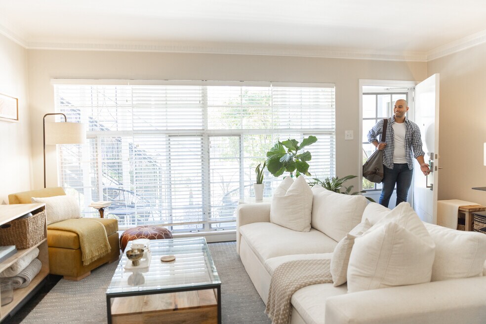 1119 N Sweetzer Ave unit 11, West Hollywood, CA 90069 - photo 1