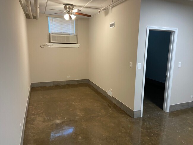 175 S Mchenry Ave unit 1 Bed - 1 Bath, Crystal Lake, IL 60014 - photo 4