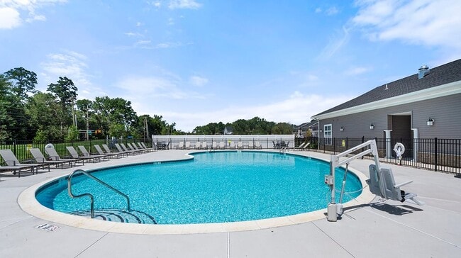 The Ridings at Oakland swimming pool