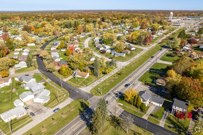 Lincoln Knolls offers a suburban feel while being close to more rural areas.