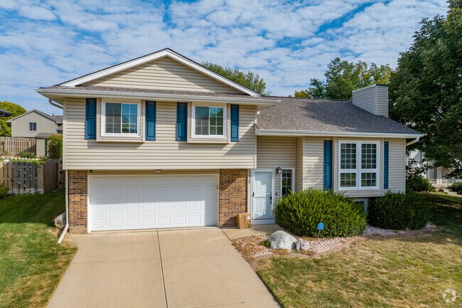 Mid‑70s split‑level blocks foster a close‑knit feel in Greentree‑Iron Ridge‑Tranquility.