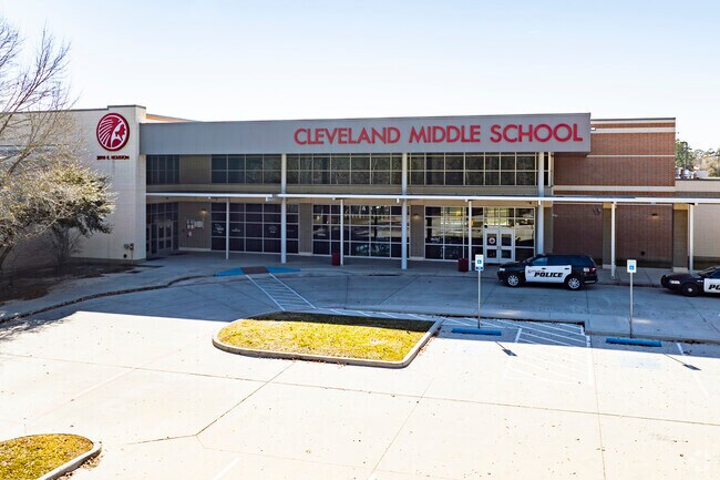 2,655 students attend Cleveland Middle School.