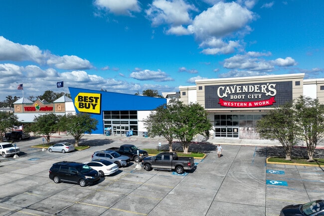 Ouiski Bayou Estates are minutes away from excellent shopping and dinning.