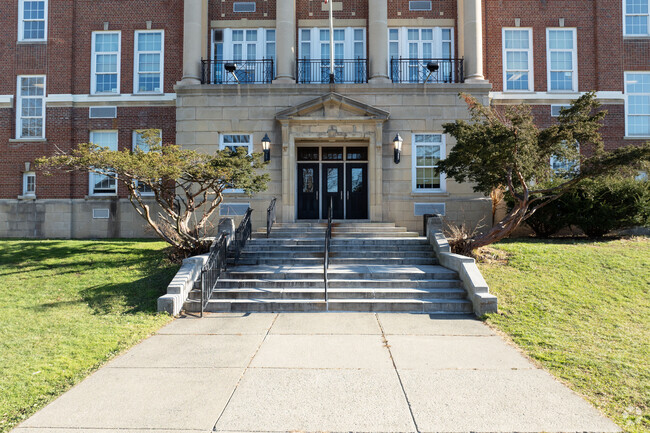 The main entrance to Knickerbacker Middle School.