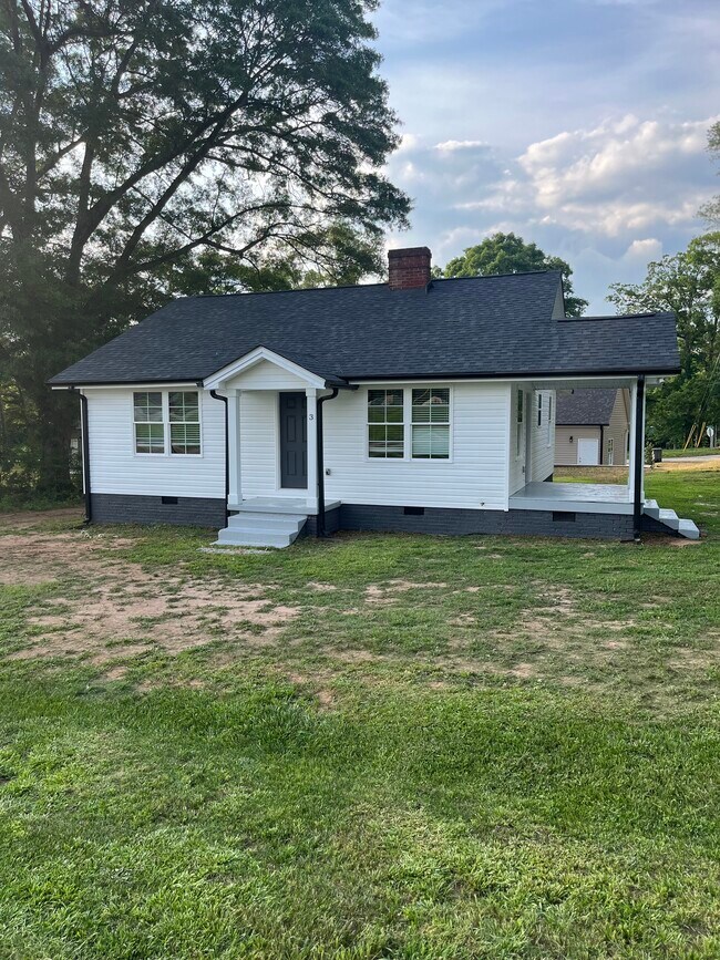 3 Dixie Ave, Liberty, SC 29657