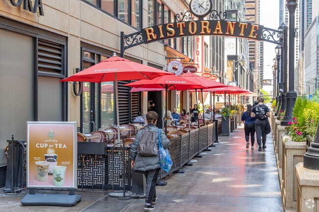 Restaurants in Streeterville line the Riverwalk and are tucked inside skyscrapers.