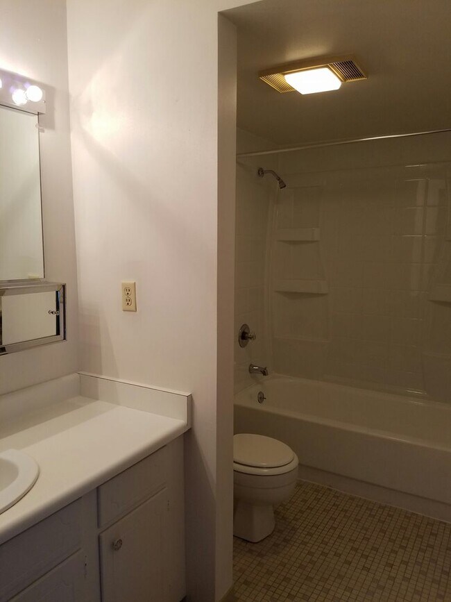 English Meadows Apartment Homes, Greenfield WI, Milwaukee, WI 53220 - photo 4