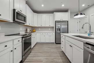 2132 Glacier Rd, Herndon, VA 20170