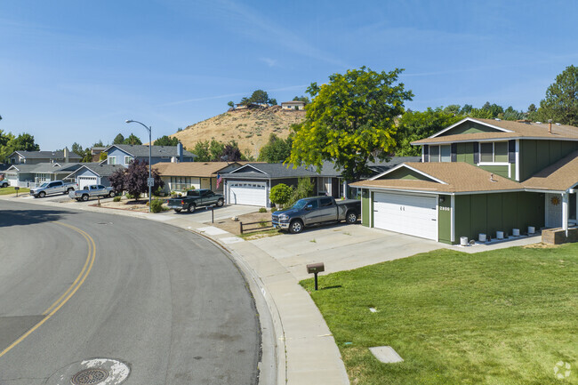 The residential areas of Reed are surrounded by desert hills, many of which are safe to hike.