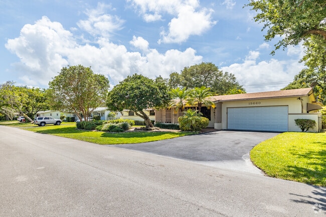 Residents of Palmetto Bay, FL, have choices of types of homes.