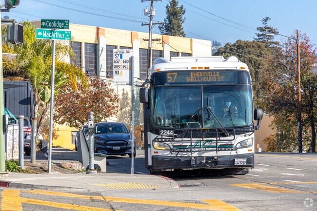 Bus Stops on MacArthur: Convenient access to Bartlett’s best.