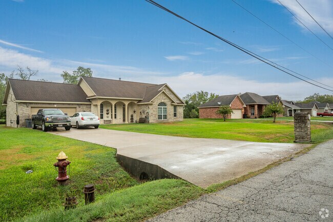 Ranch-style homes of all sizes can be found along the neighborhood streets of Santa Fe.
