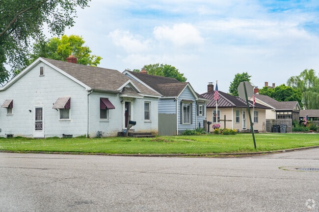 Residential pockets break up the warehouses and businesses that fill the area in Business 41.