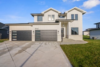 3943 NW 181st St, Clive, IA 50325