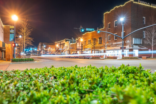 Gravelee residents are just minutes from bustling downtown Tupelo.