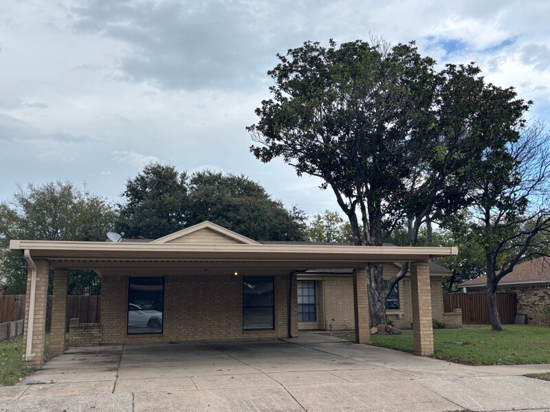 1212 N Creek Dr, Fort Worth, TX 76179 - photo 1