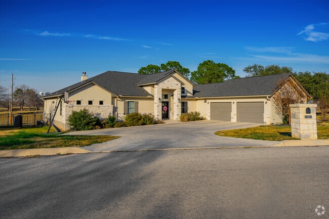 Homes near Devine's golf course have ample space for the whole family.