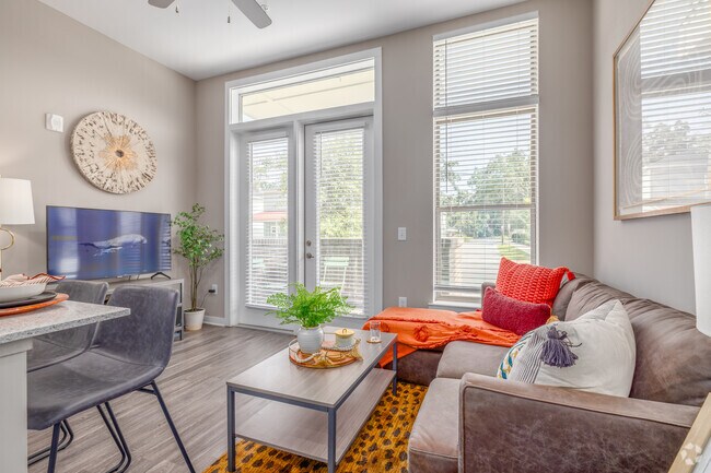 2BR, 2BA - 815SF - Living Room