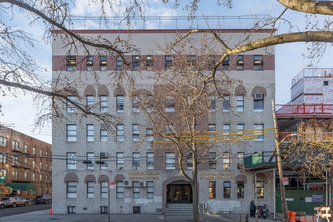 Bais Yaakov D'Chassidei Gur has 154 students.
