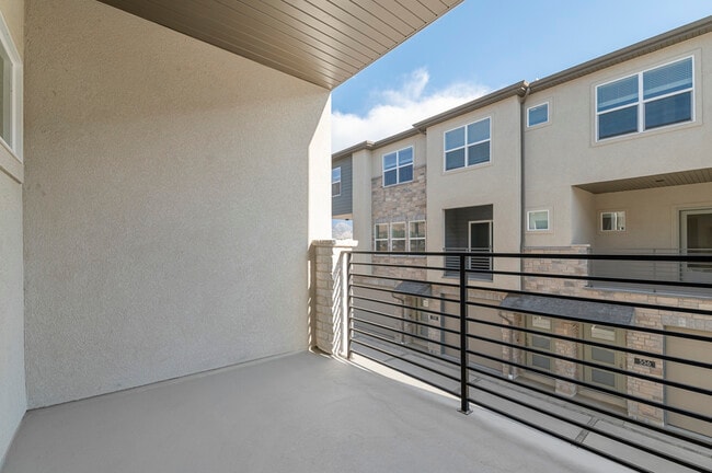 568 N Buffalo Grass Ln, Lindon, UT 84042 - photo 4