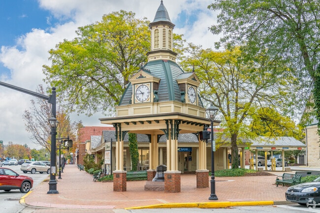 Beaver is a highly walkable neighborhood with wide sidewalks and beautiful monuments.