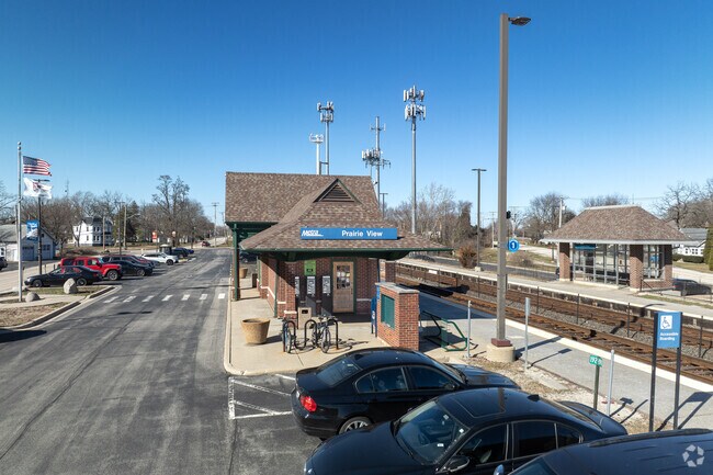 Prairie View Metra Station is located conveniently across from Prairie House.