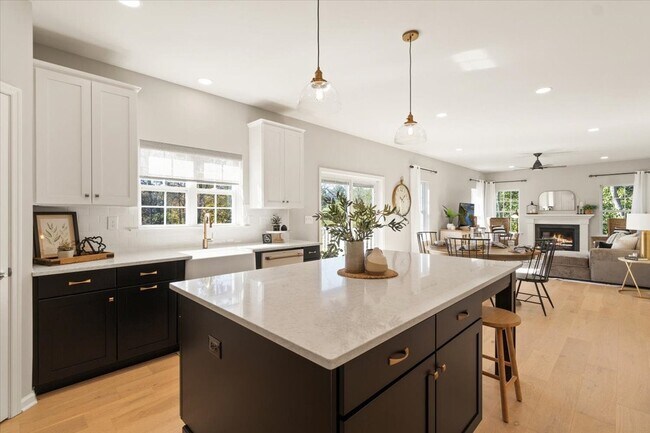 4779 Farrcroft Dr unit 36107792, Easton, PA 18040 - photo 6