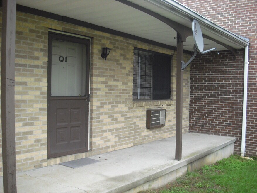 150 Mark Ln unit Q1, Waterbury, CT 06704 - photo 1