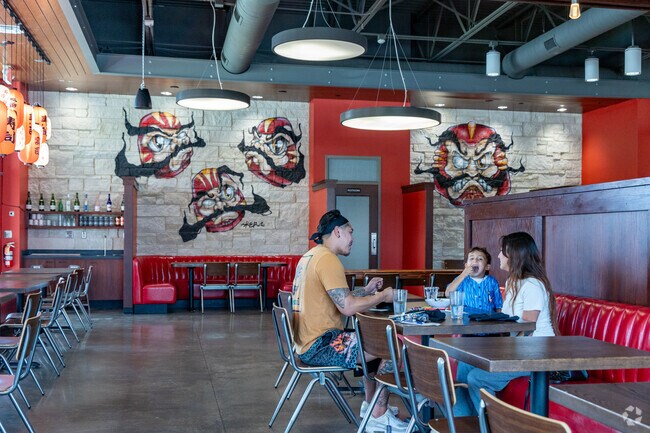 Locals grab lunch at SouthPointe eateries near Southern Hills.