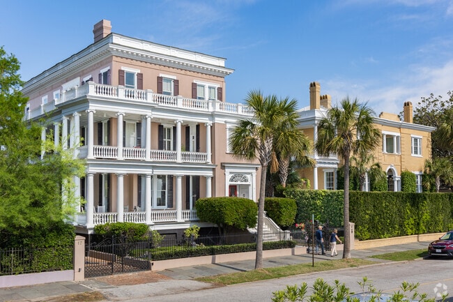 Find unique Charleston style homes with breathtaking views of the harbor in Charlestowne.