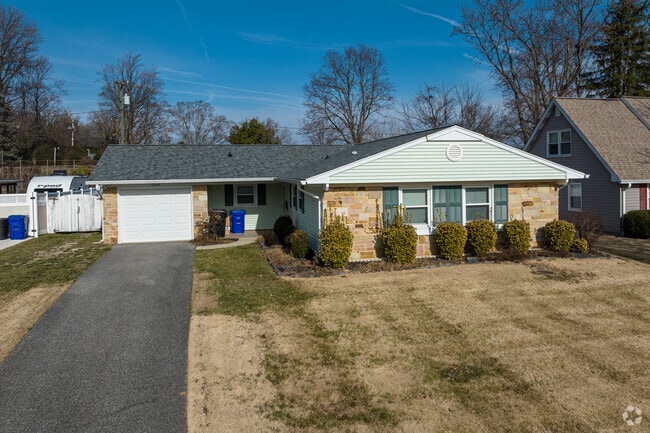 A row of ranch homes with nicely sized yards in Fox Hill, Bowie.